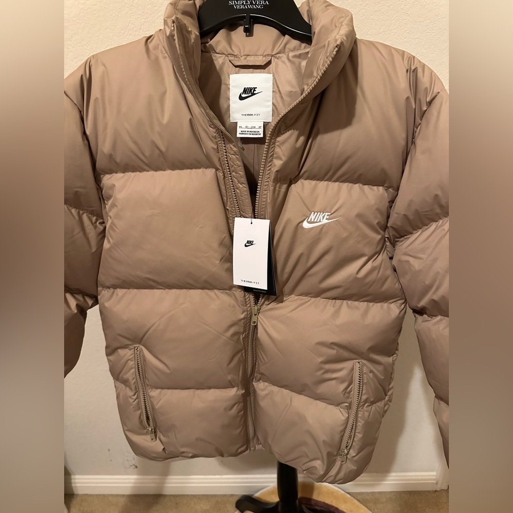Nike Sportswear Club Men's/Women Therma-FIT Down Puffer Jacket Taupe.Size XS NWT - Picture 9 of 15